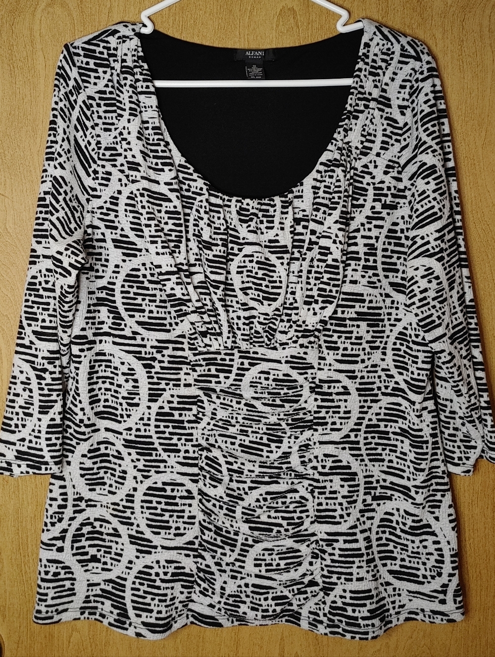 Alfani Black and White 3/4 Sleeve Scoop Neck Top